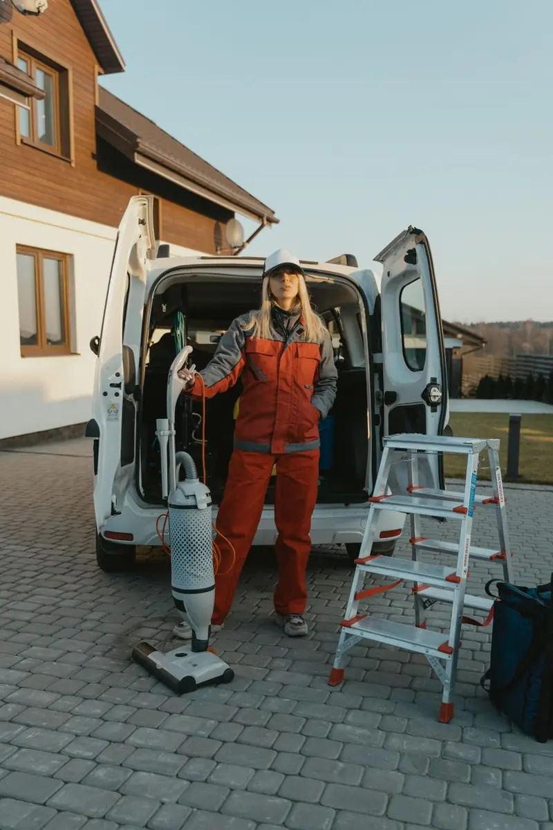 Person holding a white vacuum cleaner